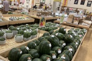 ふれあい直売十文字の夏の店内の様子
