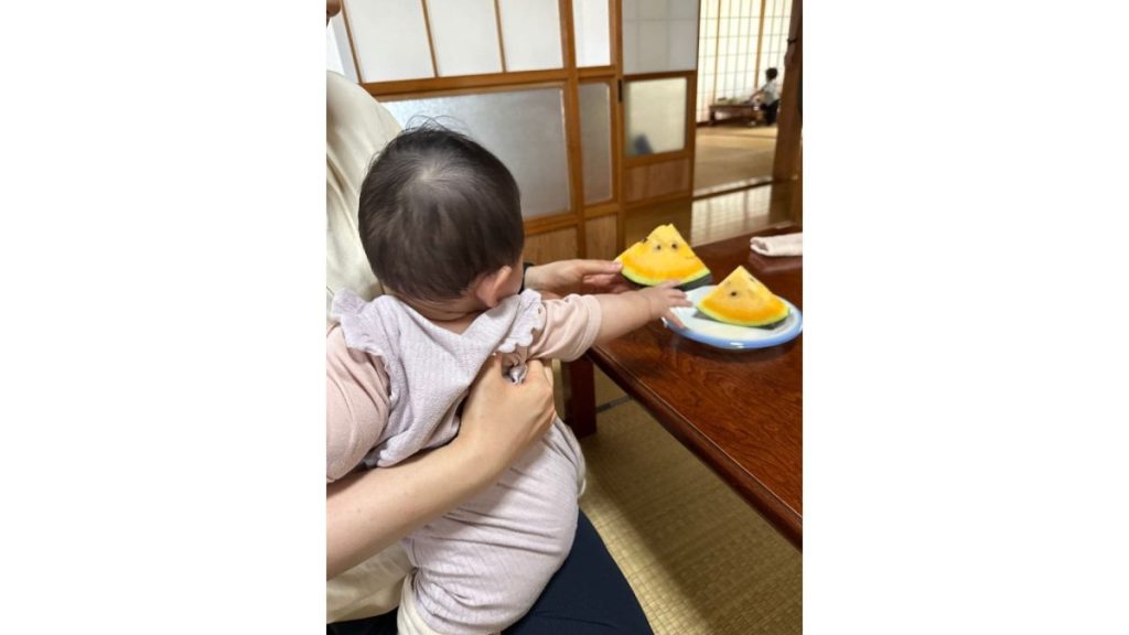 スイカを欲しがる親戚の赤ちゃん