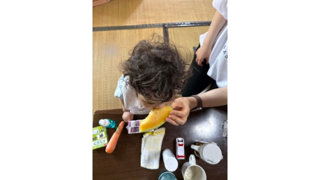 スイカを欲しがる親戚の赤ちゃん2