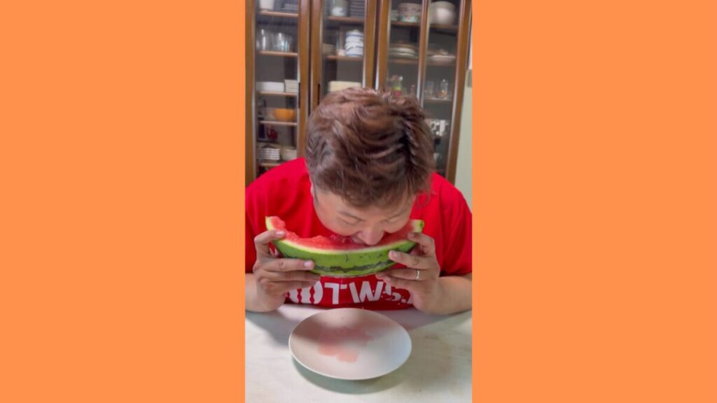 スイカを食べる風景